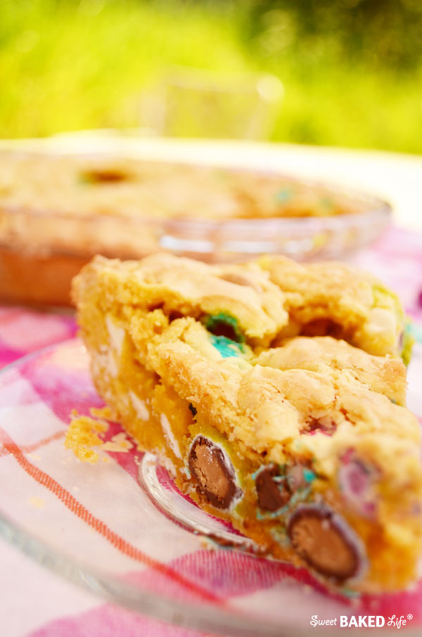 Peanut Butter and White Chocolate Blondie Pie