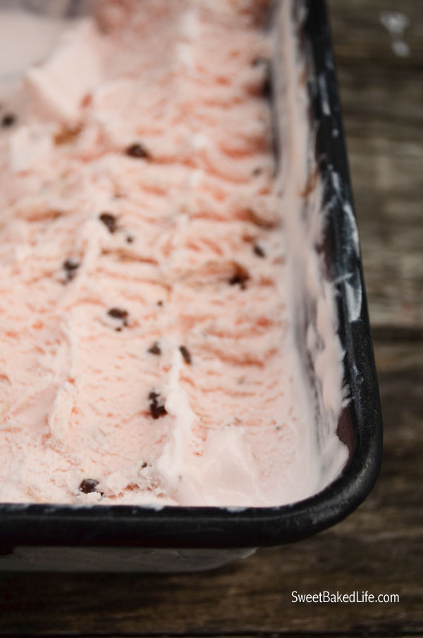 Peppermint Chip Ice Cream (no churn) | Sweet Baked LIfe