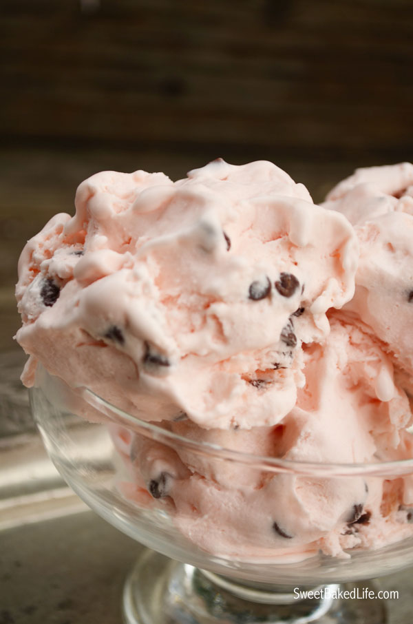 Peppermint Chip Ice Cream (no churn) | Sweet Baked LIfe
