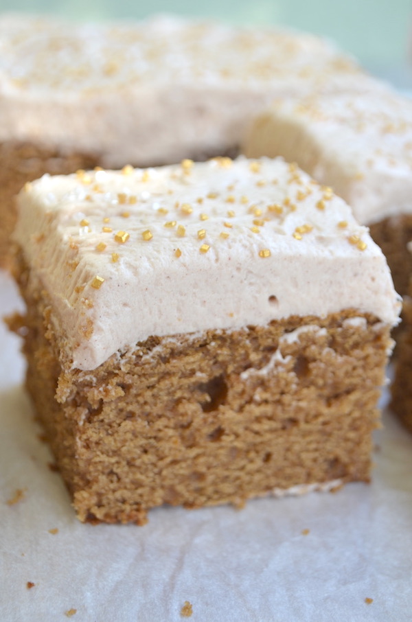 Warm and wonderful Gingerbread Cake with fluffy cinnamon marshmallow frosting @sweetbakedlife