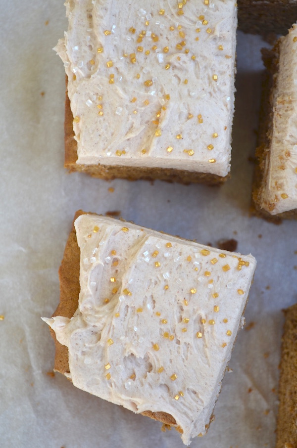 Warm and wonderful Gingerbread Cake with fluffy cinnamon marshmallow frosting @sweetbakedlife