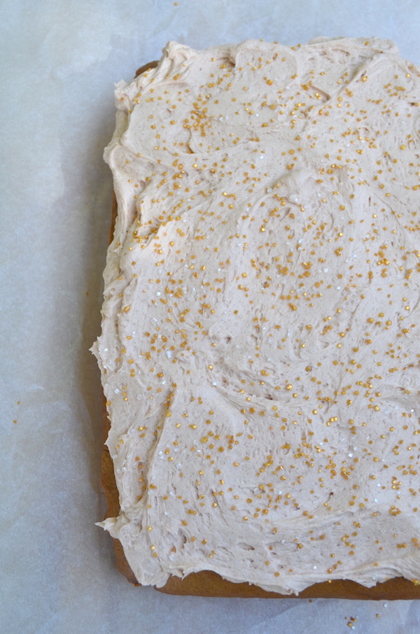 Warm and wonderful Gingerbread Cake with fluffy cinnamon marshmallow frosting @sweetbakedlife